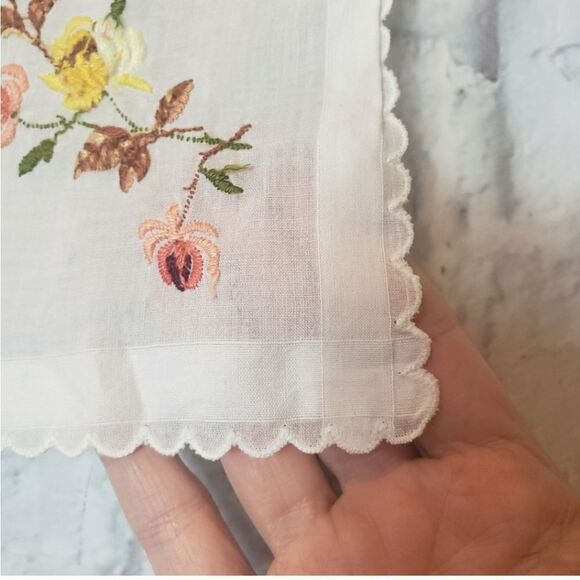 VINTAGE Scalloped Edge Floral Embroidered Handkerchief - Picture 3 of 3